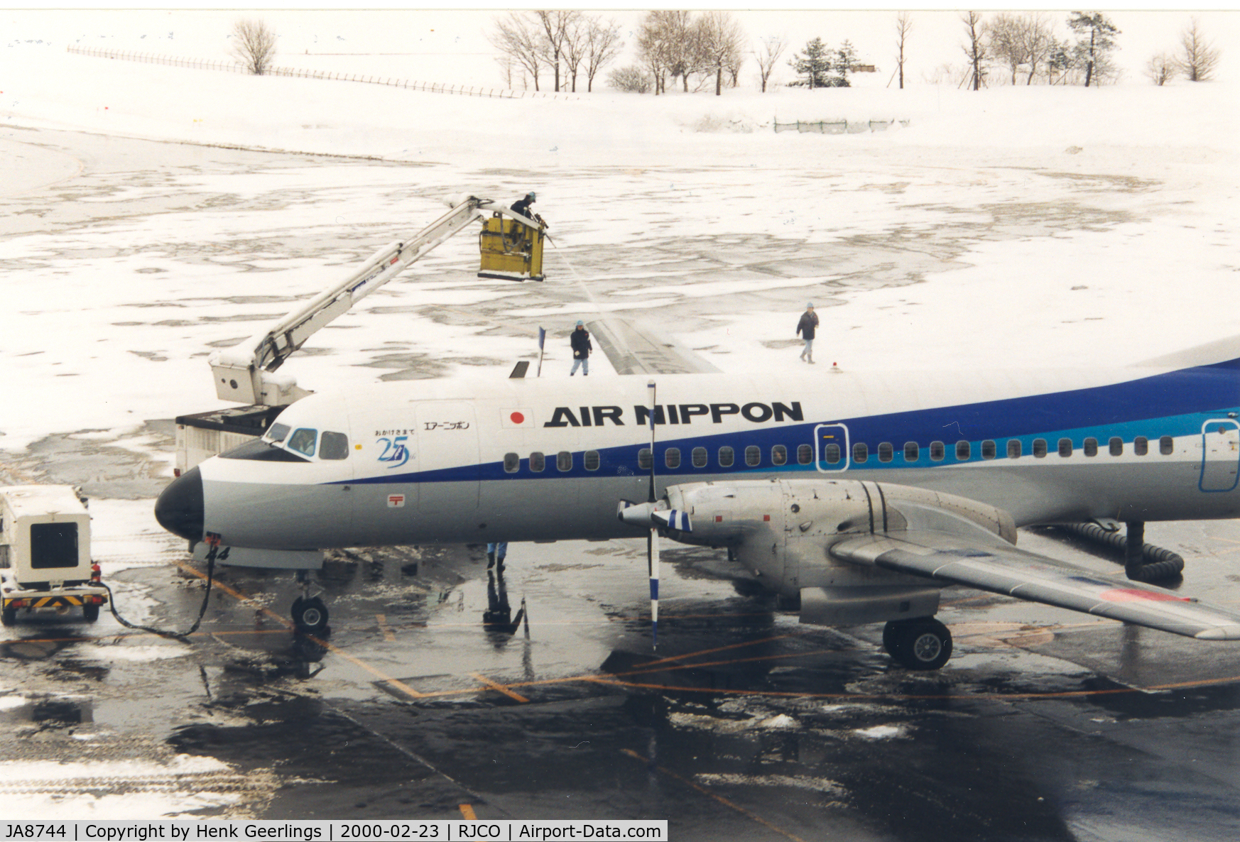JA8744, 1969 NAMC YS-11A-513 C/N 2116, Air Nippon , de-icing at Okadama Airport , Sapporo , Hokkaido