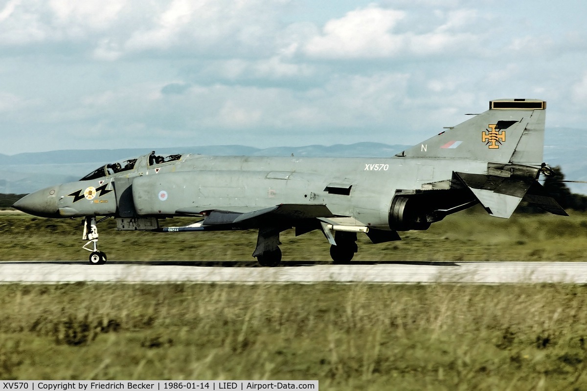 XV570, 1968 McDonnell Douglas Phantom FG1 C/N 9324/2995, decelerating after touchdown