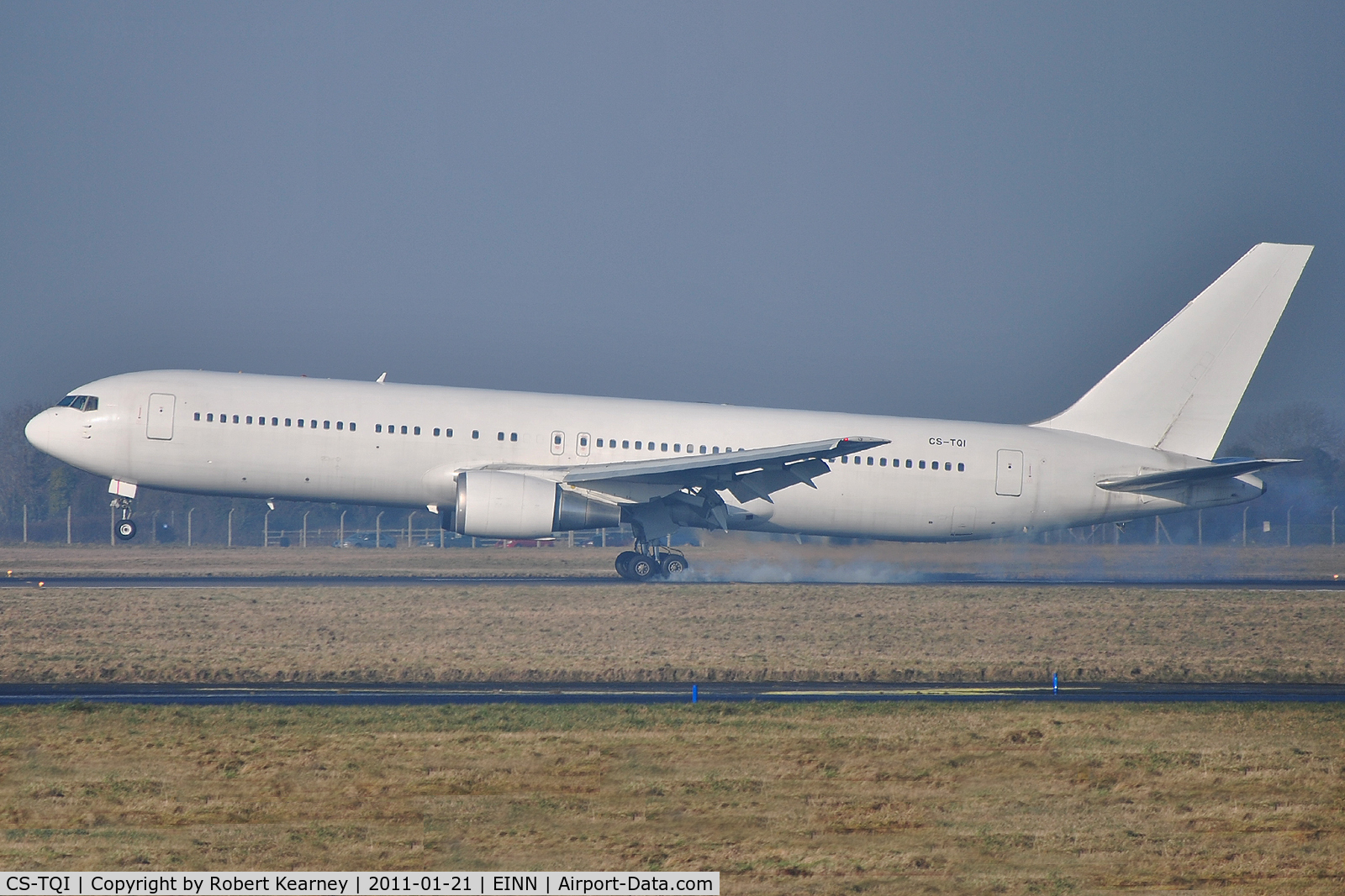 CS-TQI, 1991 Boeing 767-3S1/ER C/N 25221, Making a smoky touch-down