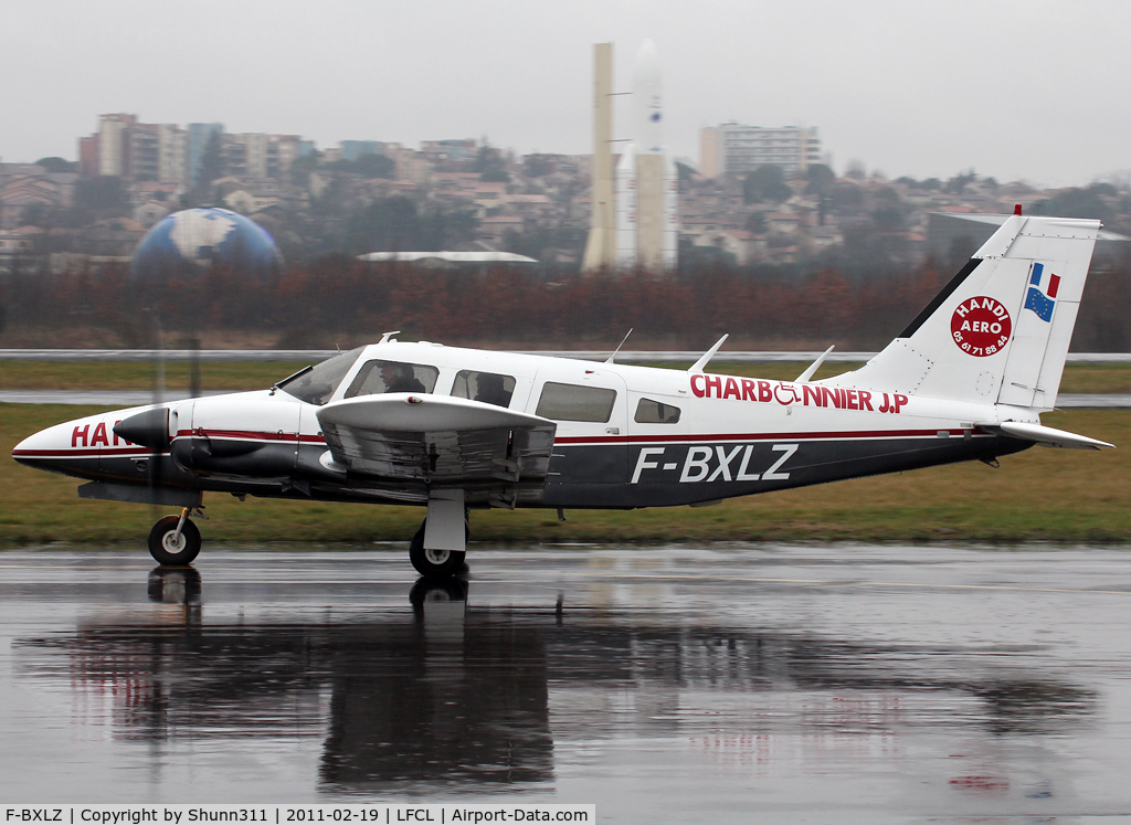 F-BXLZ, Piper PA-34-200 C/N 347450216, Taxiing to his parking after refuelling...