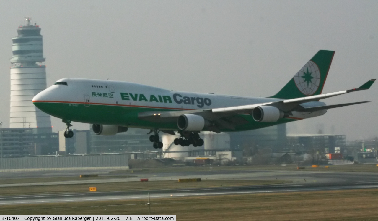 B-16407, 1995 Boeing 747-45E(BDSF) C/N 27899, Eva Air Cargo landing in VIE