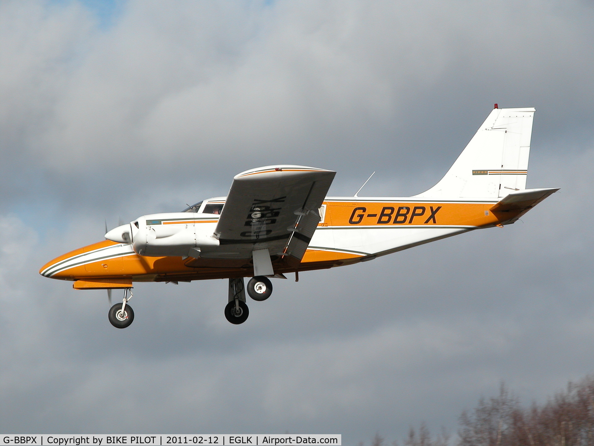 G-BBPX, 1972 Piper PA-34-200 Seneca C/N 34-7250262, Resient Seneca on finals for rwy 25.