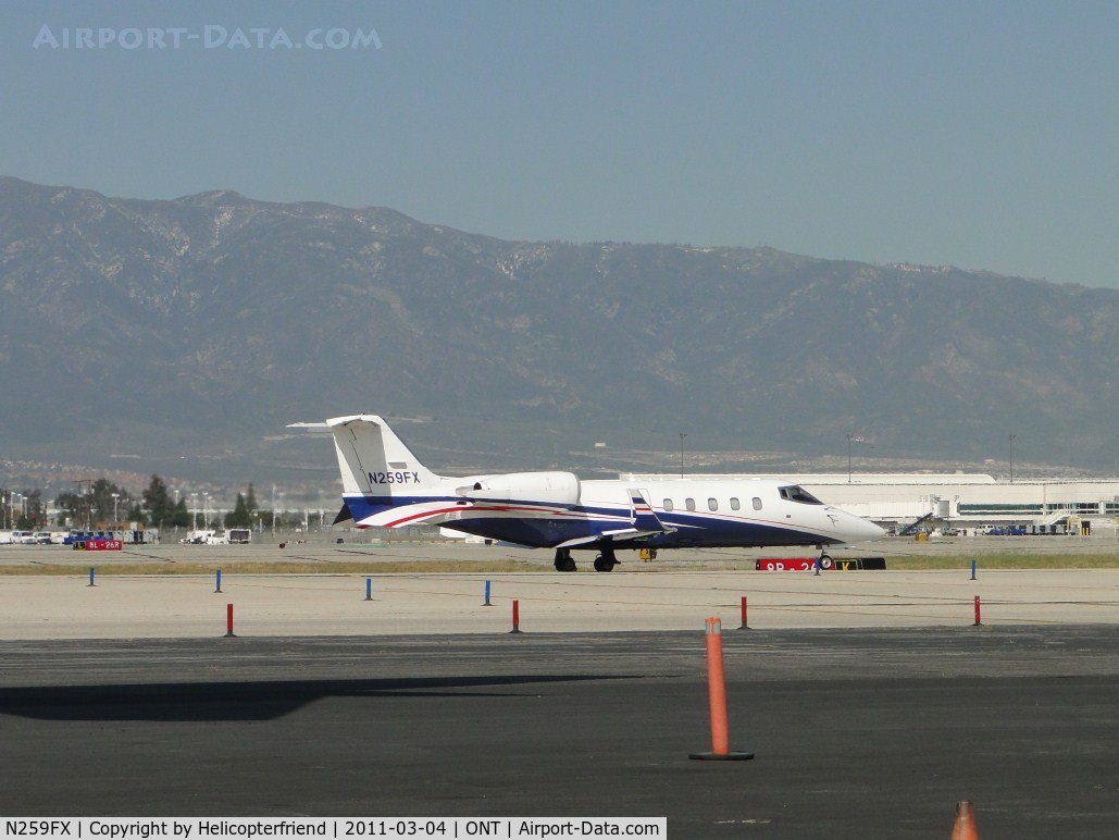 N259FX, 2005 Learjet 60 C/N 295, Rapidly taxiing towards runway 26L