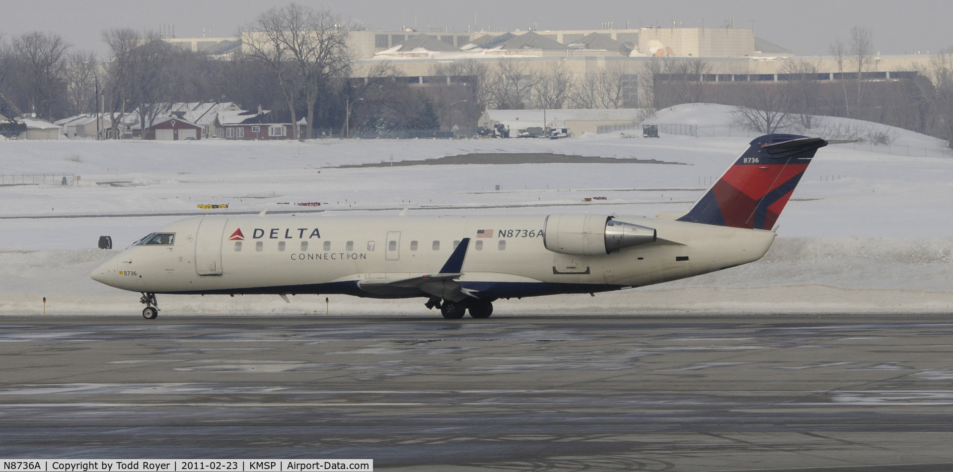 N8736A, 2003 Canadair CRJ-440 (CL-600-2B19) Regional Jet C/N 7736, Taxi for departure at MSP