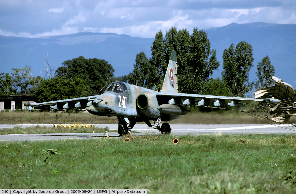 240, Sukhoi Su-25K C/N 25508110040, impressive sight of a Su-25 taxiing in with drag chute