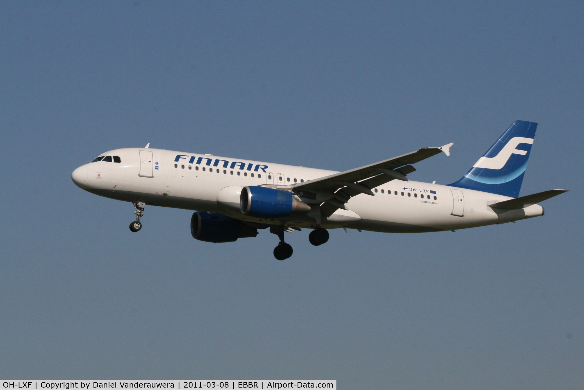 OH-LXF, 2002 Airbus A320-214 C/N 1712, Arrival of flight AY811 to RWY 25L