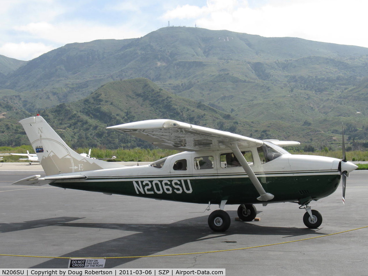 N206SU, 1976 Cessna U206F Stationair C/N U20603184, 1976 Cessna U206F STATIONAIR, Continental IO-520-F 300/285 Hp, refueling