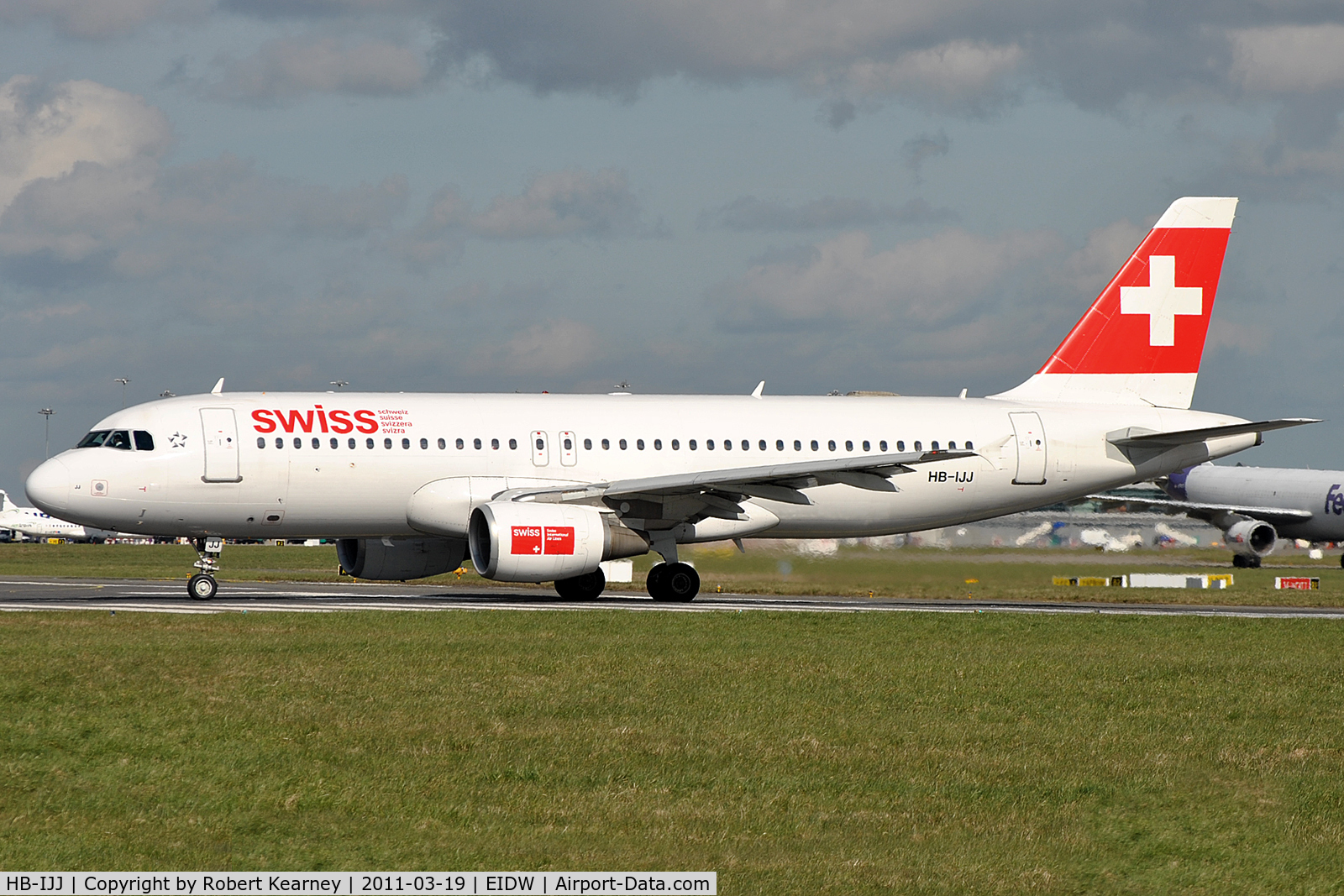 HB-IJJ, 1996 Airbus A320-214 C/N 585, Lining up r/w 28