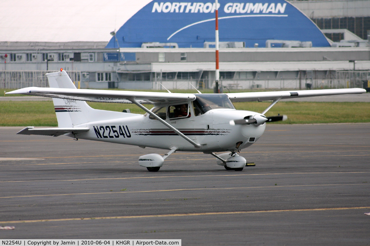 N2254U, 1999 Cessna 172R C/N 17280684, Preparing for departure on what I assume is a training flight.