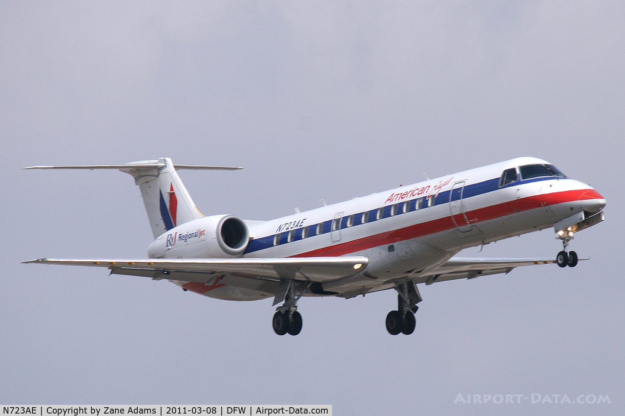 N723AE, 2000 Embraer ERJ-135LR (EMB-135LR) C/N 145288, American Eagle landing at DFW Airport
