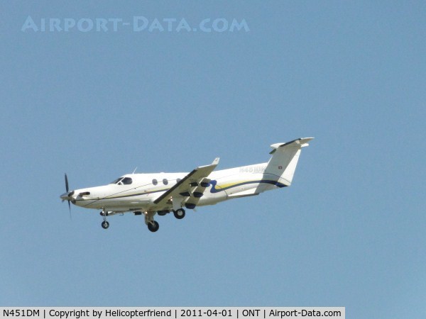 N451DM, 2000 Pilatus PC-12/45 C/N 350, On final approach to runway 26R coming fromm San Carlos, Ca