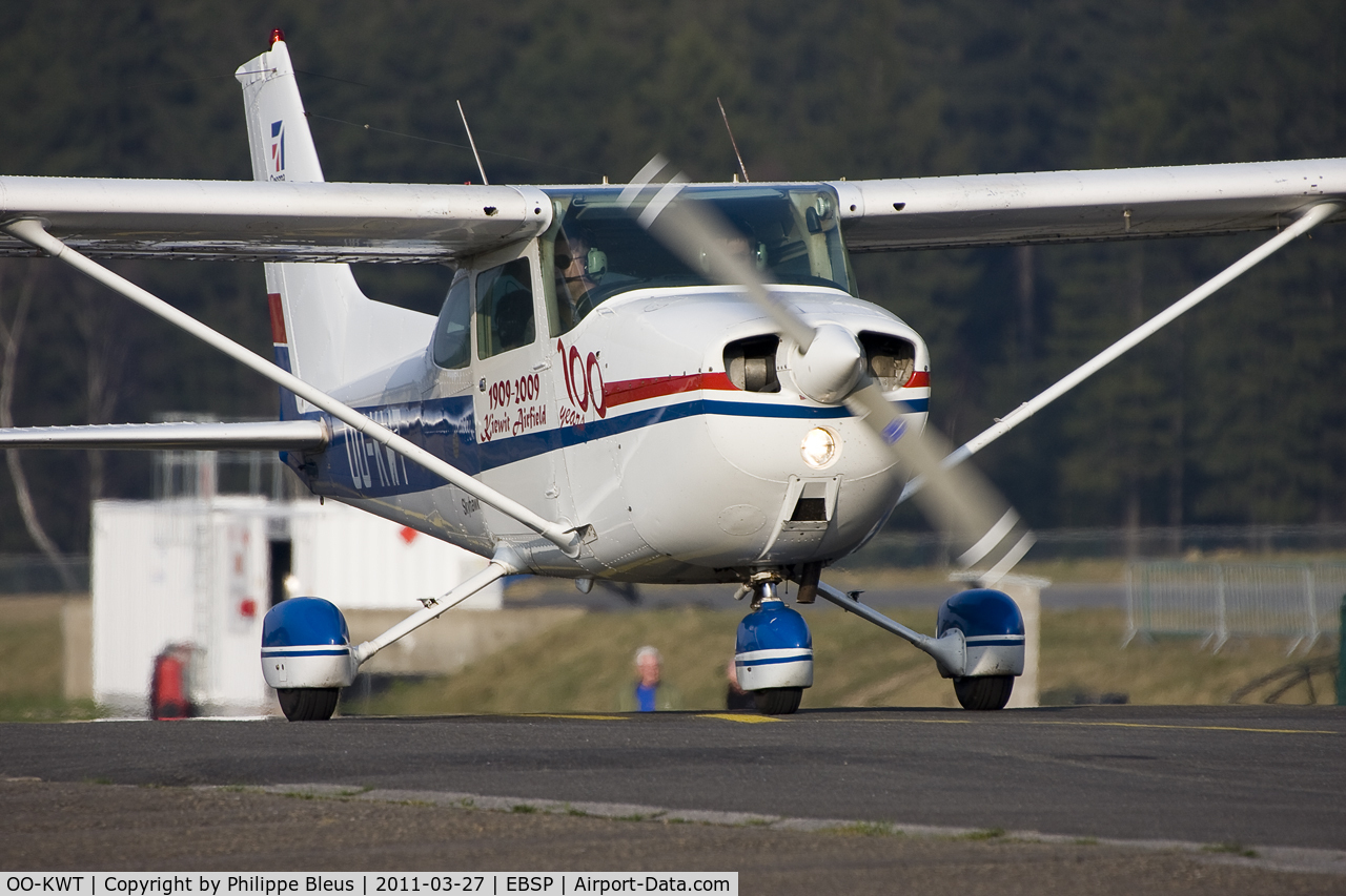 OO-KWT, Cessna 172N C/N 17268274, Action picture when the Skyhawk taxies to the parking position.