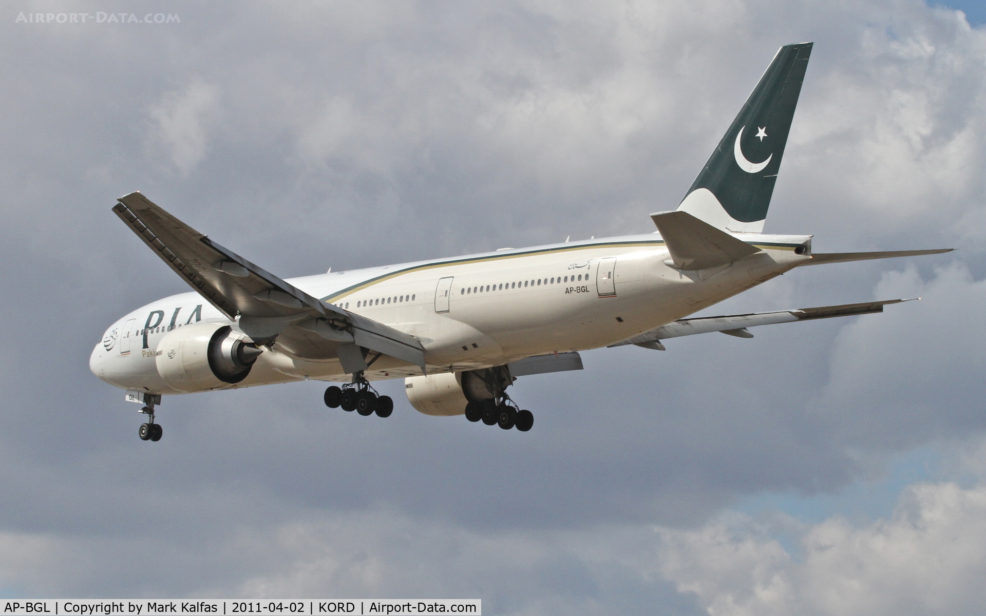 AP-BGL, 2004 Boeing 777-240/ER C/N 33777, Pakistan International Airlines Boeing 777-240 (ER), PIA795 arriving from LEBL, on approach RWY 28 KORD.