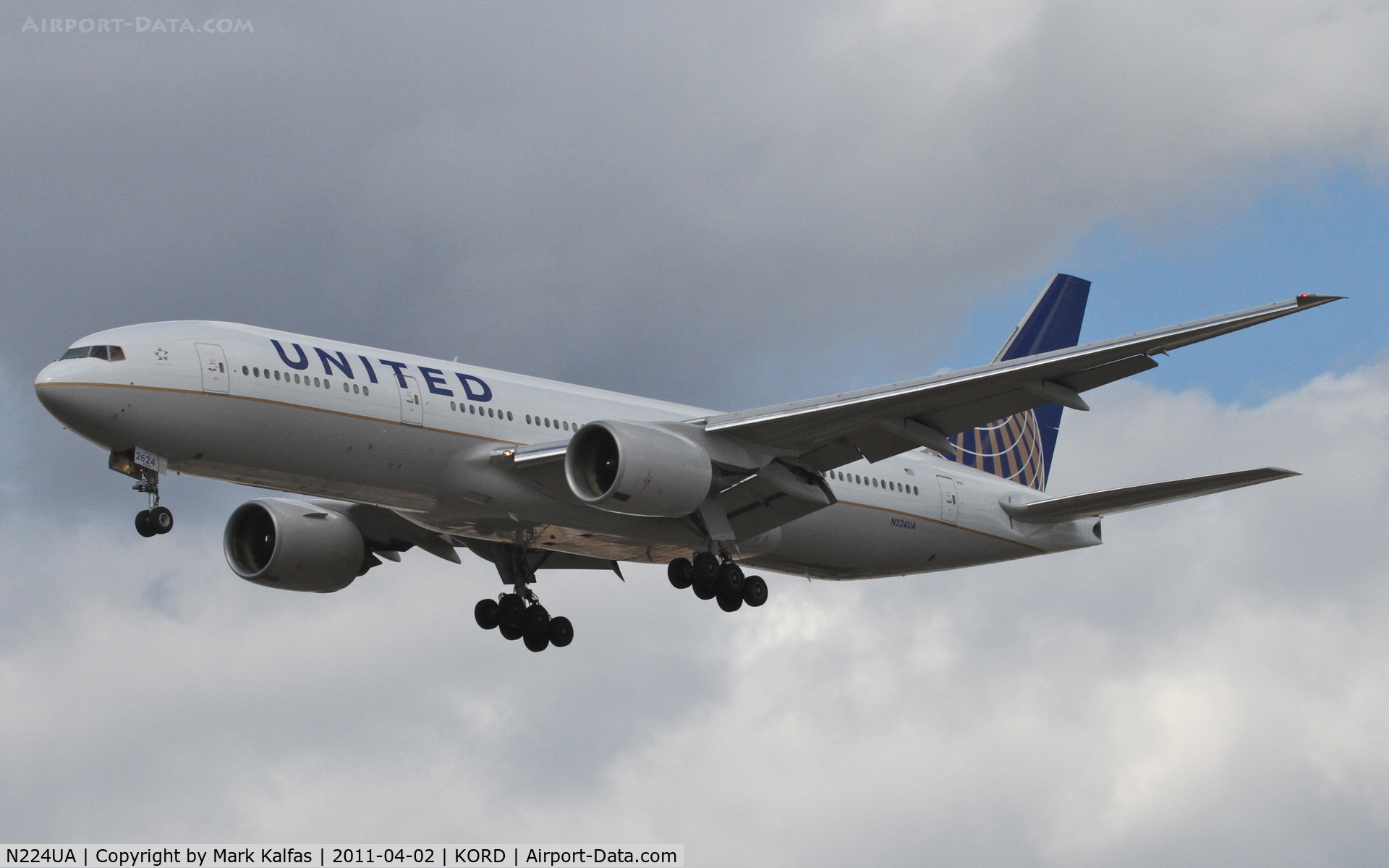 N224UA, 2001 Boeing 777-222 C/N 30225, United Airlines Boeing 777-222, UAL836 arriving from ZSPD (Shanghai Pudong Int'l), on approach RWY 28 KORD.