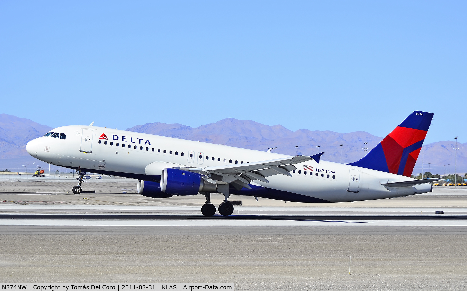 N374NW, 2001 Airbus A320-212 C/N 1646, Delta Air Lines Airbus 2001 A320-212 N374NW / 3274 (cn 1646)

Las Vegas - McCarran International (LAS / KLAS)
USA - Nevada, March 31, 2011
Photo: Tomás Del Coro
