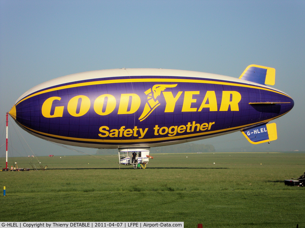 G-HLEL, 1995 American Blimp Corp A-60+ C/N 10, 1er day since 2001 last operation GOODYEAR in Europe.
Reporter Jean-luc Lomexicano for Blimp N2A