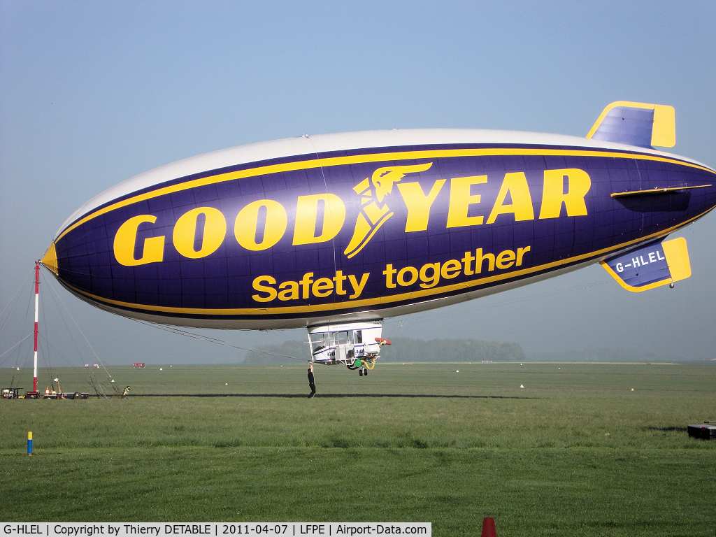 G-HLEL, 1995 American Blimp Corp A-60+ C/N 10, 1er day since 2001 last operation GOODYEAR in Europe.
Reporter Jean-luc Lomexicano for Blimp N2A
