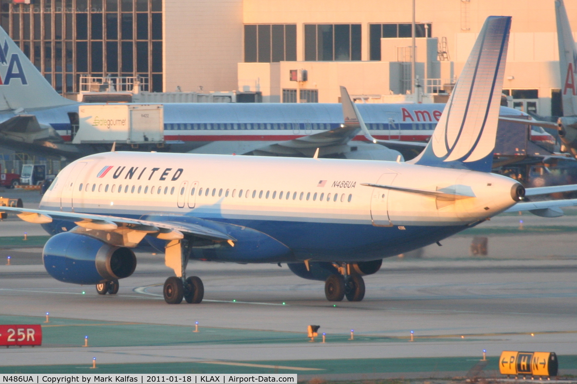N486UA, 2001 Airbus A320-232 C/N 1620, United Airlines Airbus A320-232, UAL85 arriving from KDEN, on TWY P KLAX.