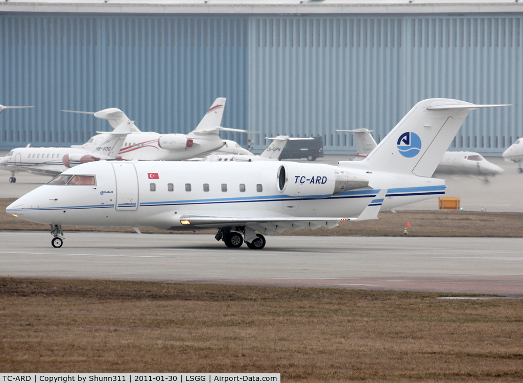 TC-ARD, 2005 Bombardier Challenger 604 (CL-600-2B16) C/N 5611, Lining up rwy 05 for departure...