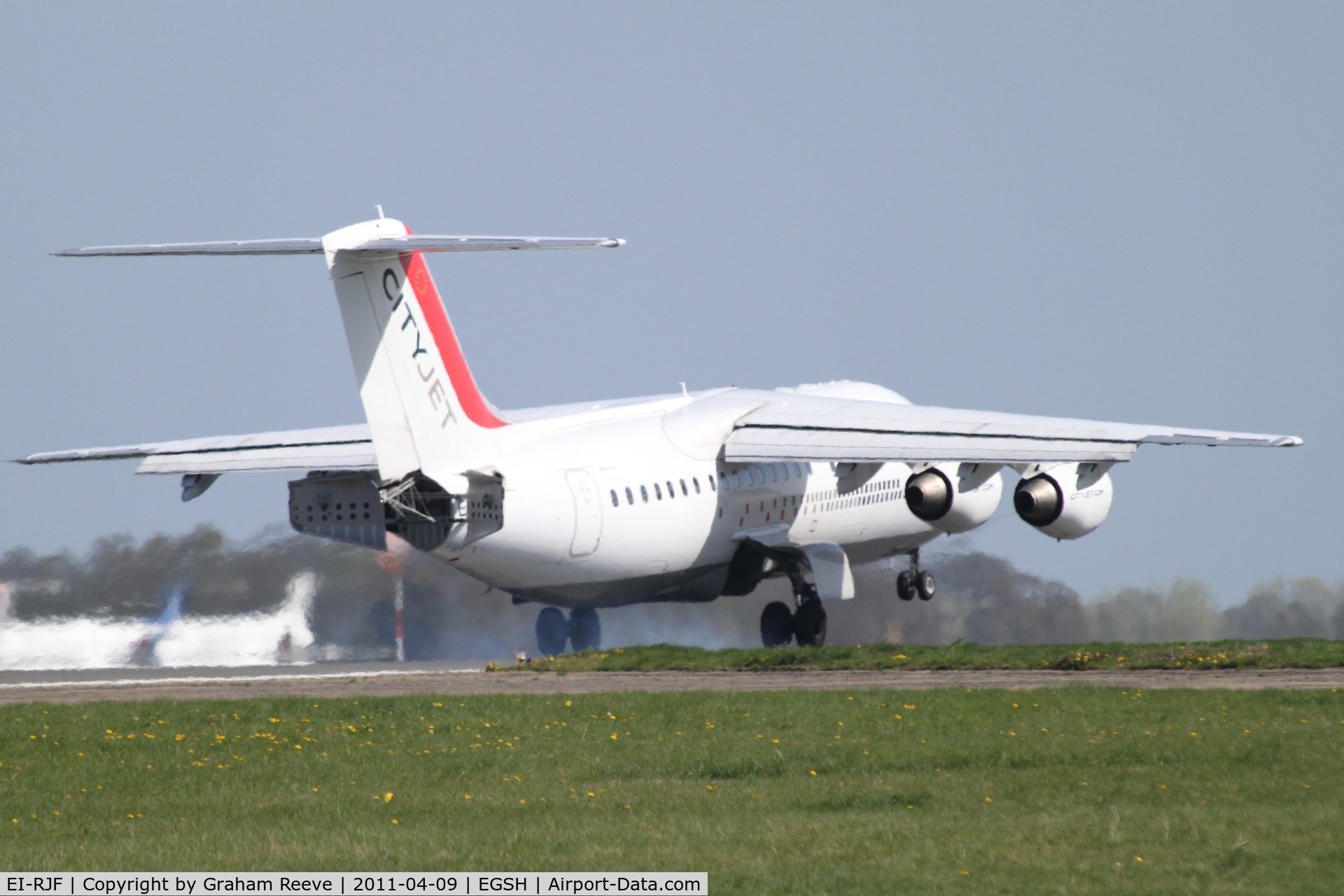 EI-RJF, 1998 British Aerospace Avro 146-RJ85A C/N E2337, Landing at Norwich.