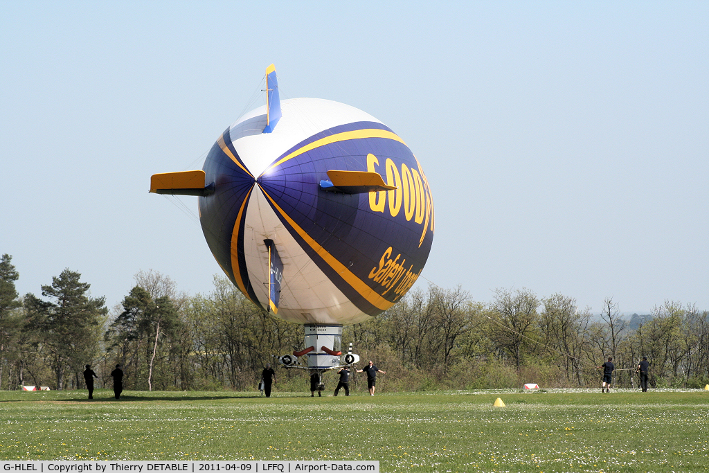 G-HLEL, 1995 American Blimp Corp A-60+ C/N 10, Landing of blimp 