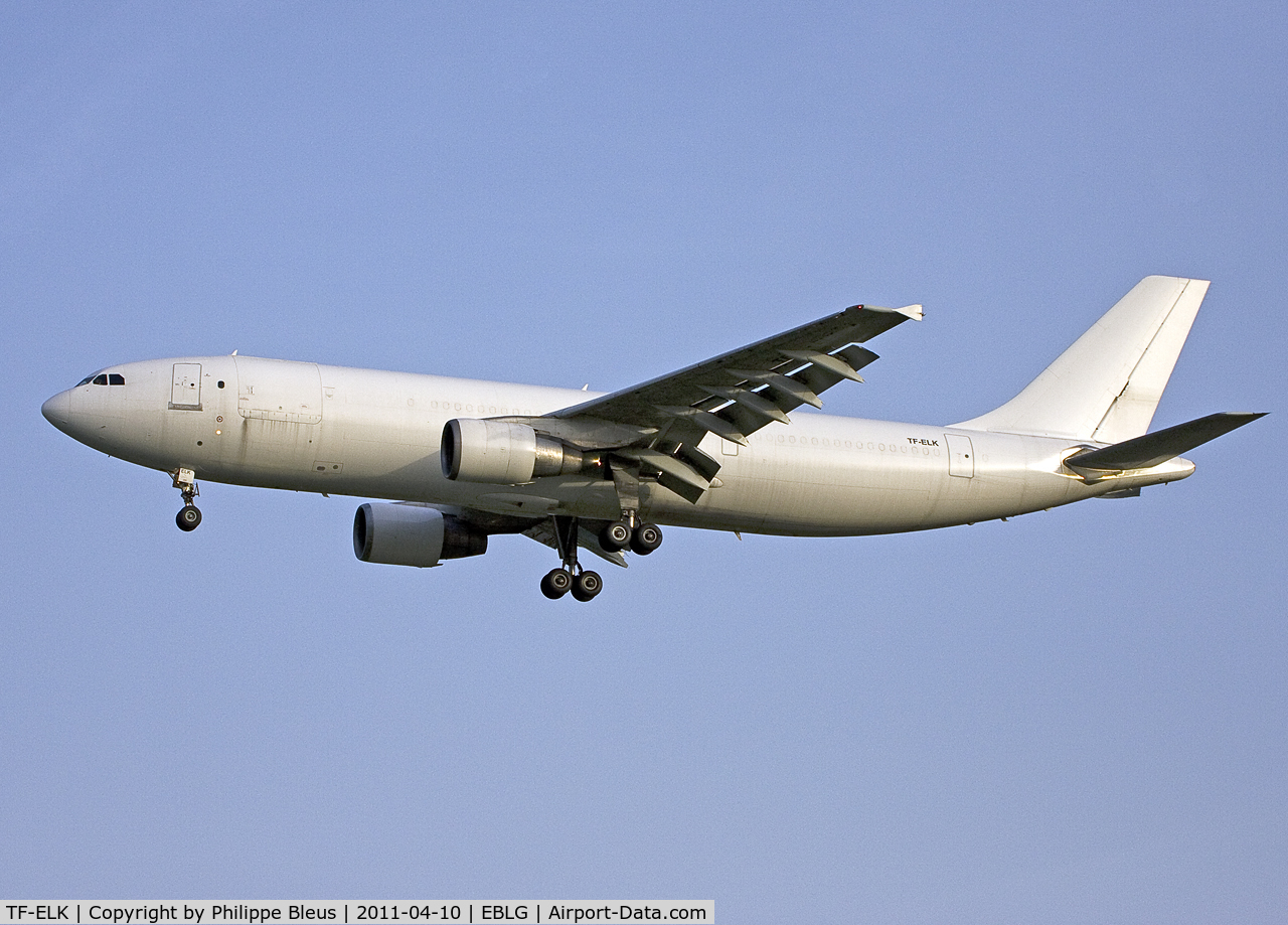 TF-ELK, 1990 Airbus A300B4-622R(F) C/N 557, Last minute surprise : untitled freighter (Islandsflug) on short final rwy 05R.