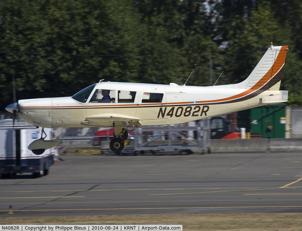 N4082R, 1968 Piper PA-32-300 Cherokee Six C/N 32-40398, Good old Saratoga about to land on rwy 34.
