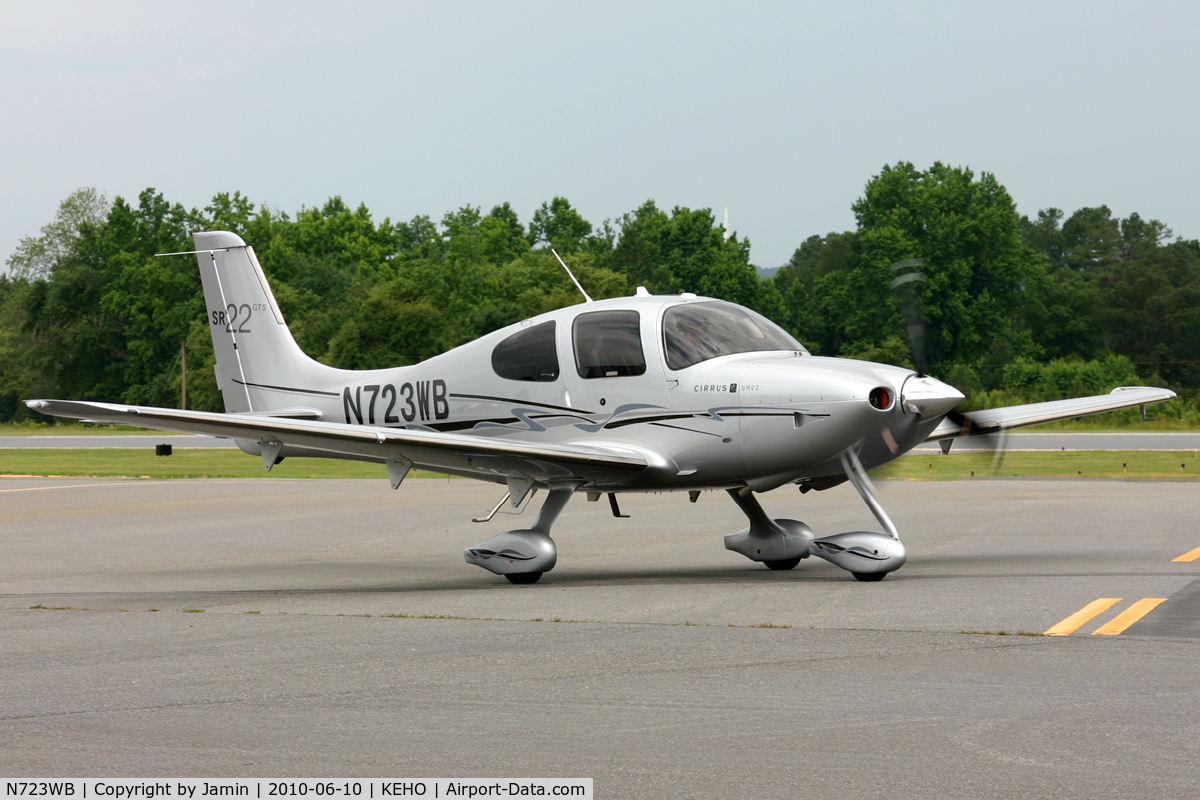 N723WB, Cirrus SR22 GTS C/N 3498, Taxiing to the pumps.