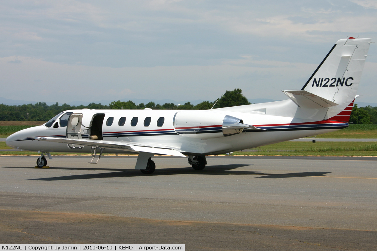 N122NC, 1998 Cessna 550 C/N 550-0836, Awaiting some government officials.