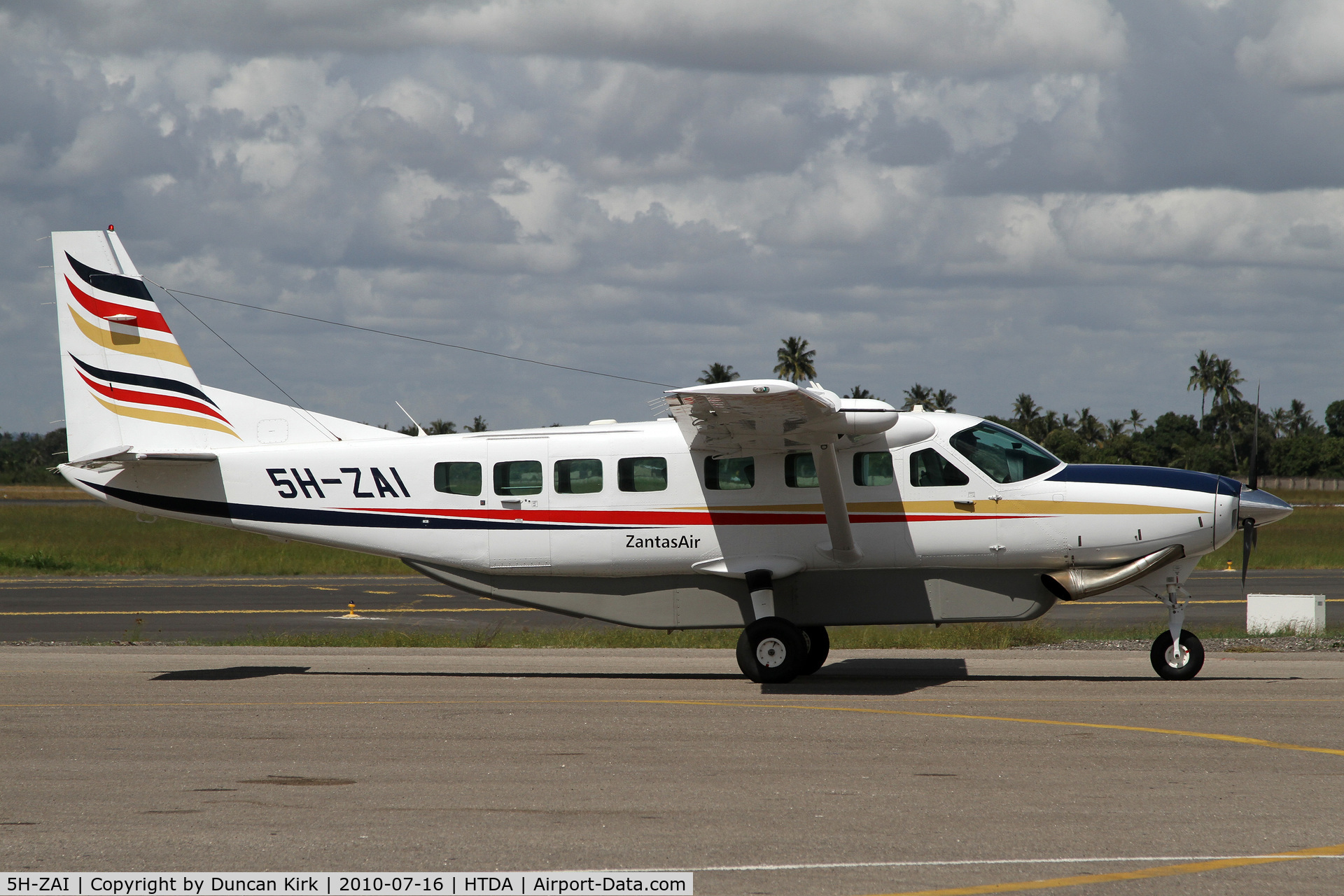 5H-ZAI, Cessna 208B Caravan 1 C/N 208B2031, Zantas Caravan arriving at Dar Es Salaam