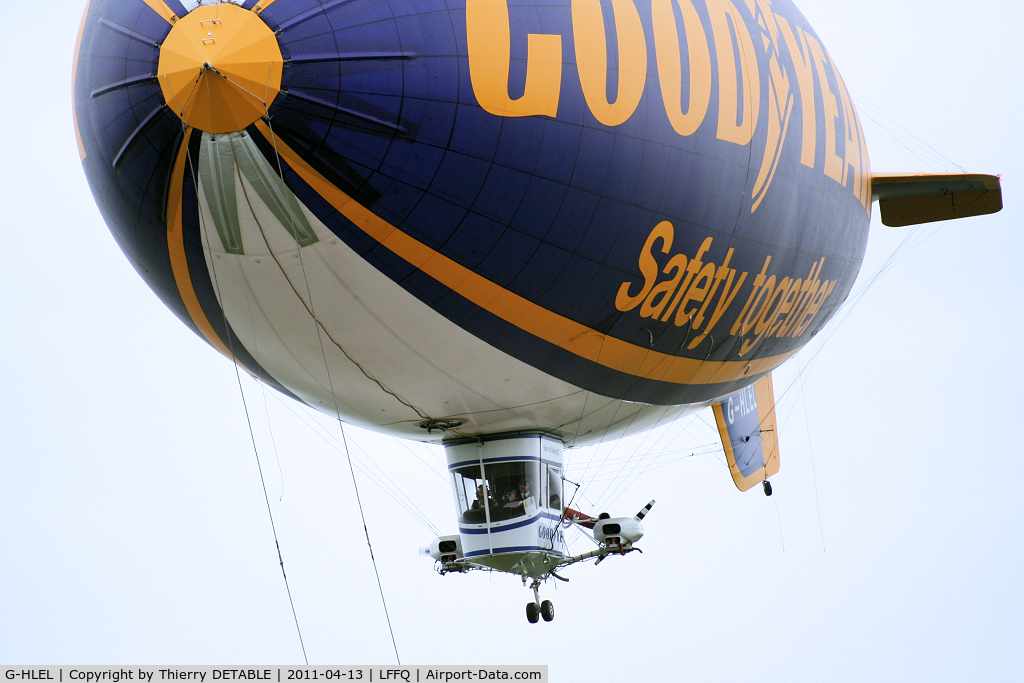 G-HLEL, 1995 American Blimp Corp A-60+ C/N 10, Lightship in approach for landing