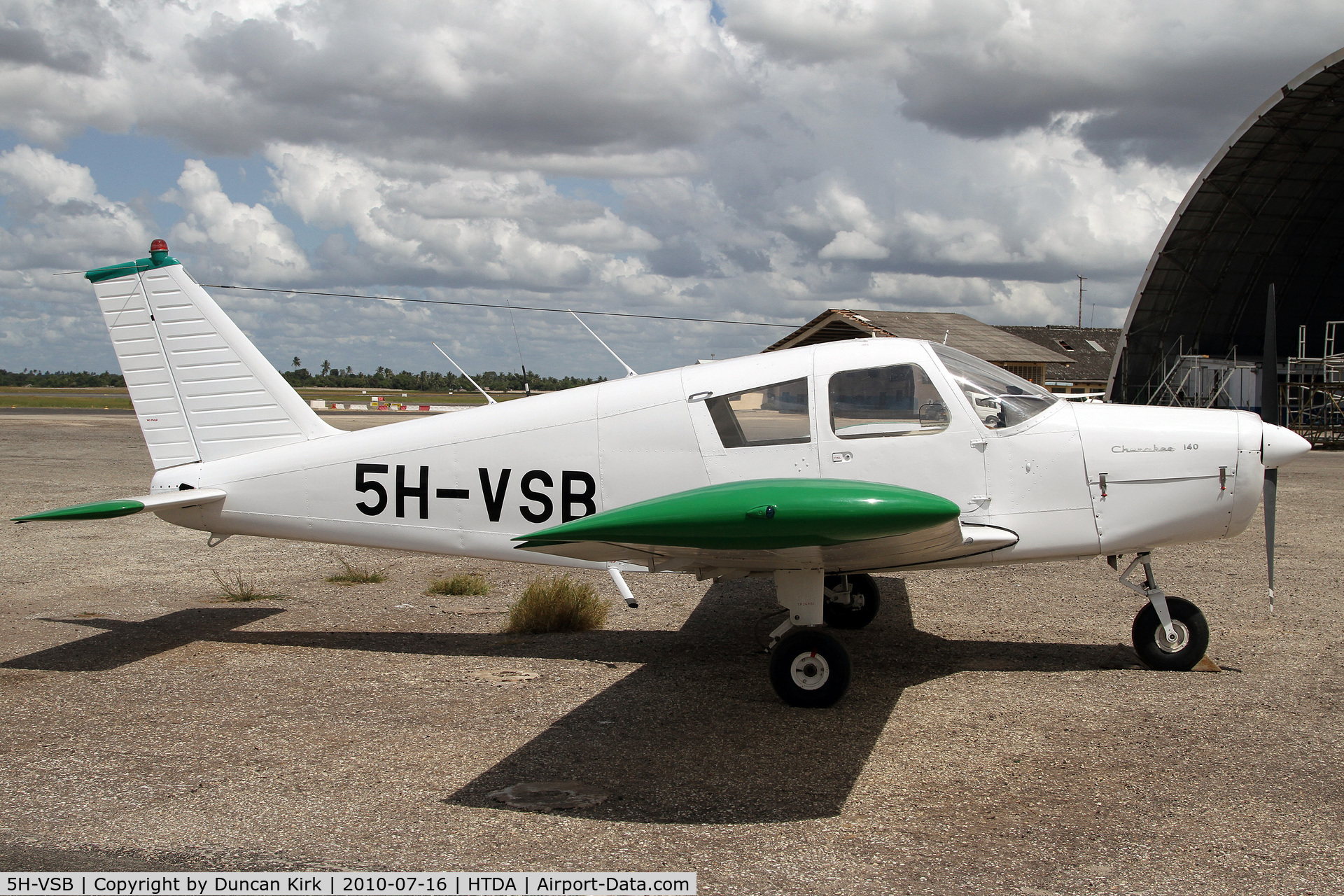 5H-VSB, 1971 Piper PA-28-140 C/N 28-7125307, Rather bland colors!