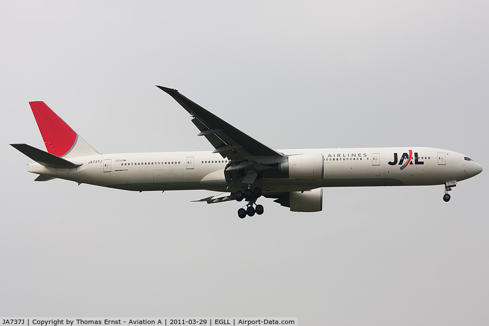 JA737J, 2007 Boeing 777-346/ER C/N 36126, finals 09L