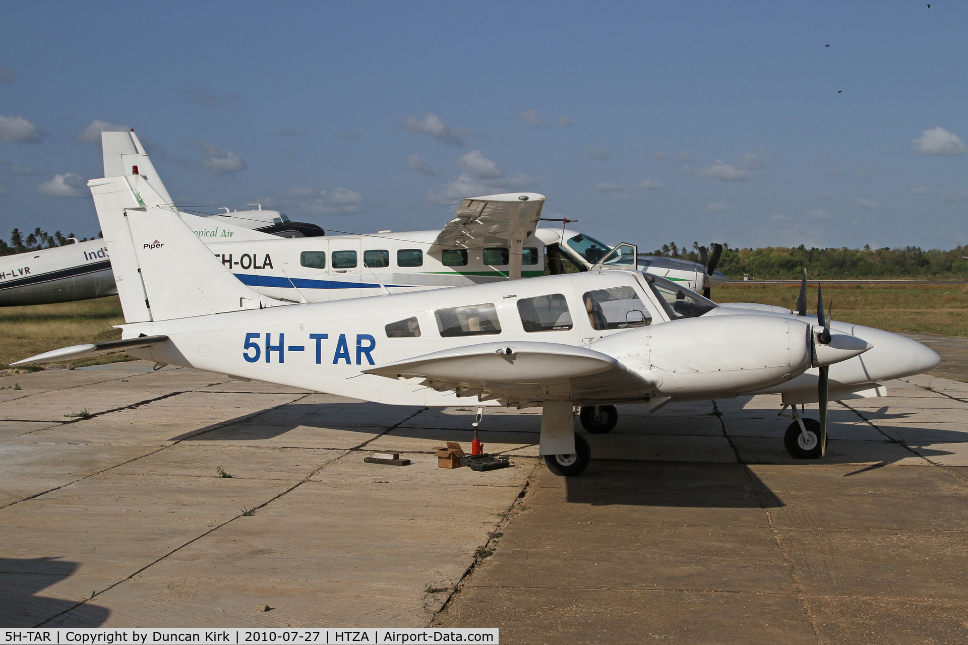 5H-TAR, 1979 Piper PA-34-200T Seneca II C/N 34-7970038, On the Tropic Air mantenance ramp