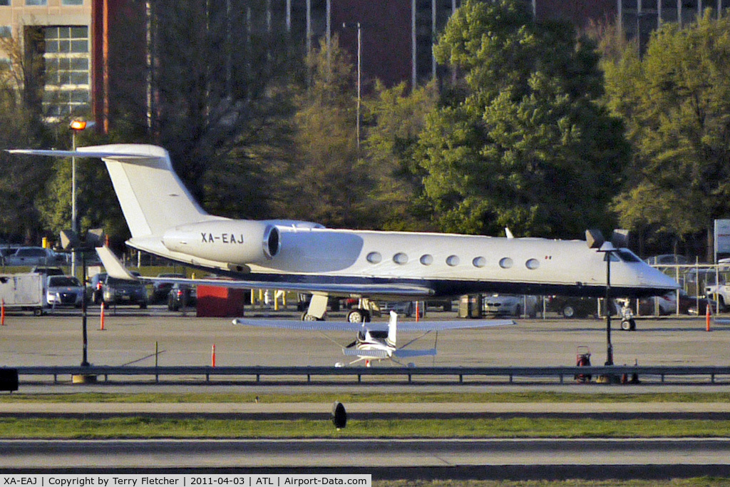 XA-EAJ, 2000 Gulfstream Aerospace G-V C/N 604, A distant view across the Atlanta runways for a Mexican Gulfstream Aerospace 5, c/n: 604