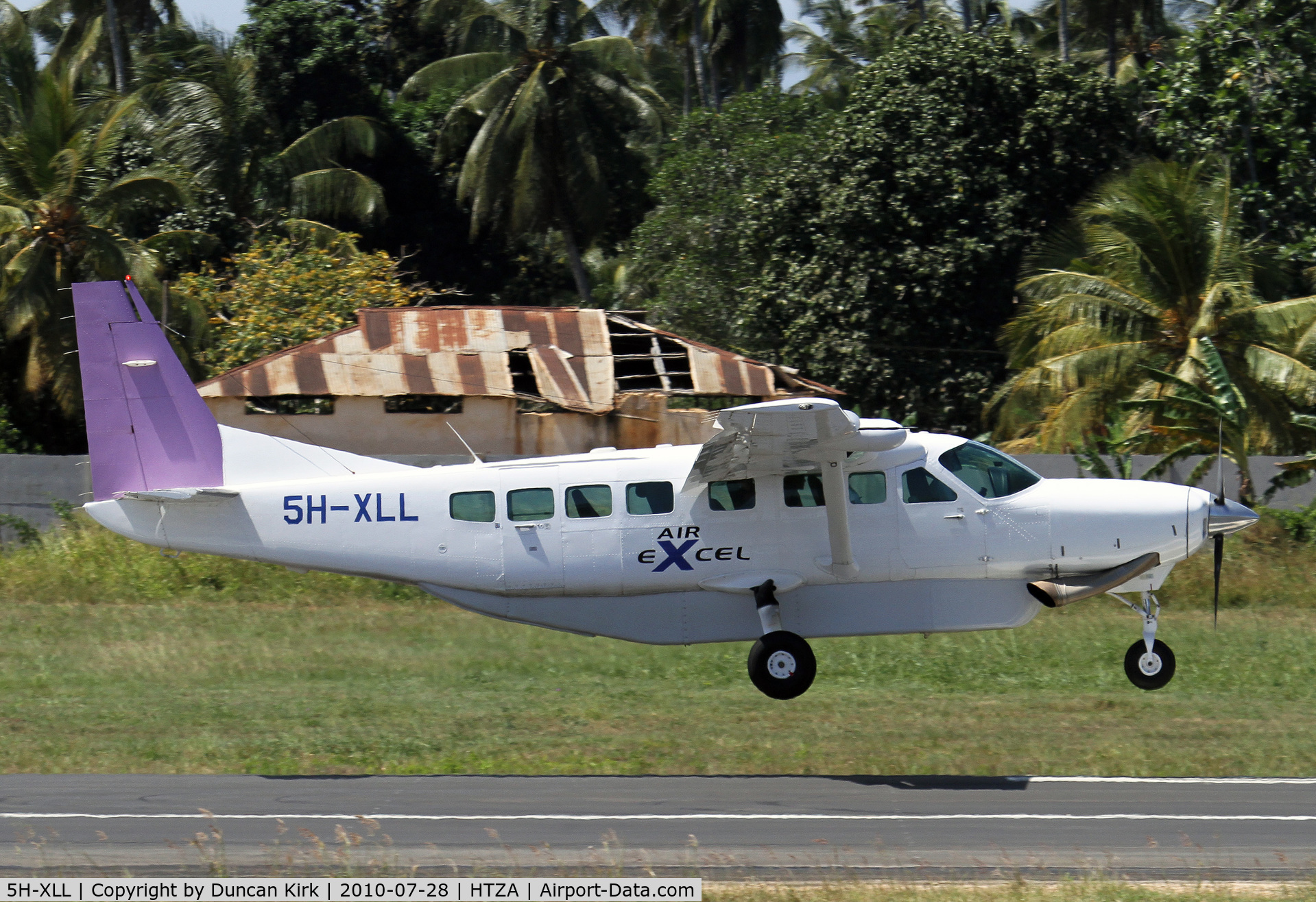 5H-XLL, 2006 Cessna 208B Grand Caravan C/N 208B-1192, Air Excel Caravan landing at Zanzibar