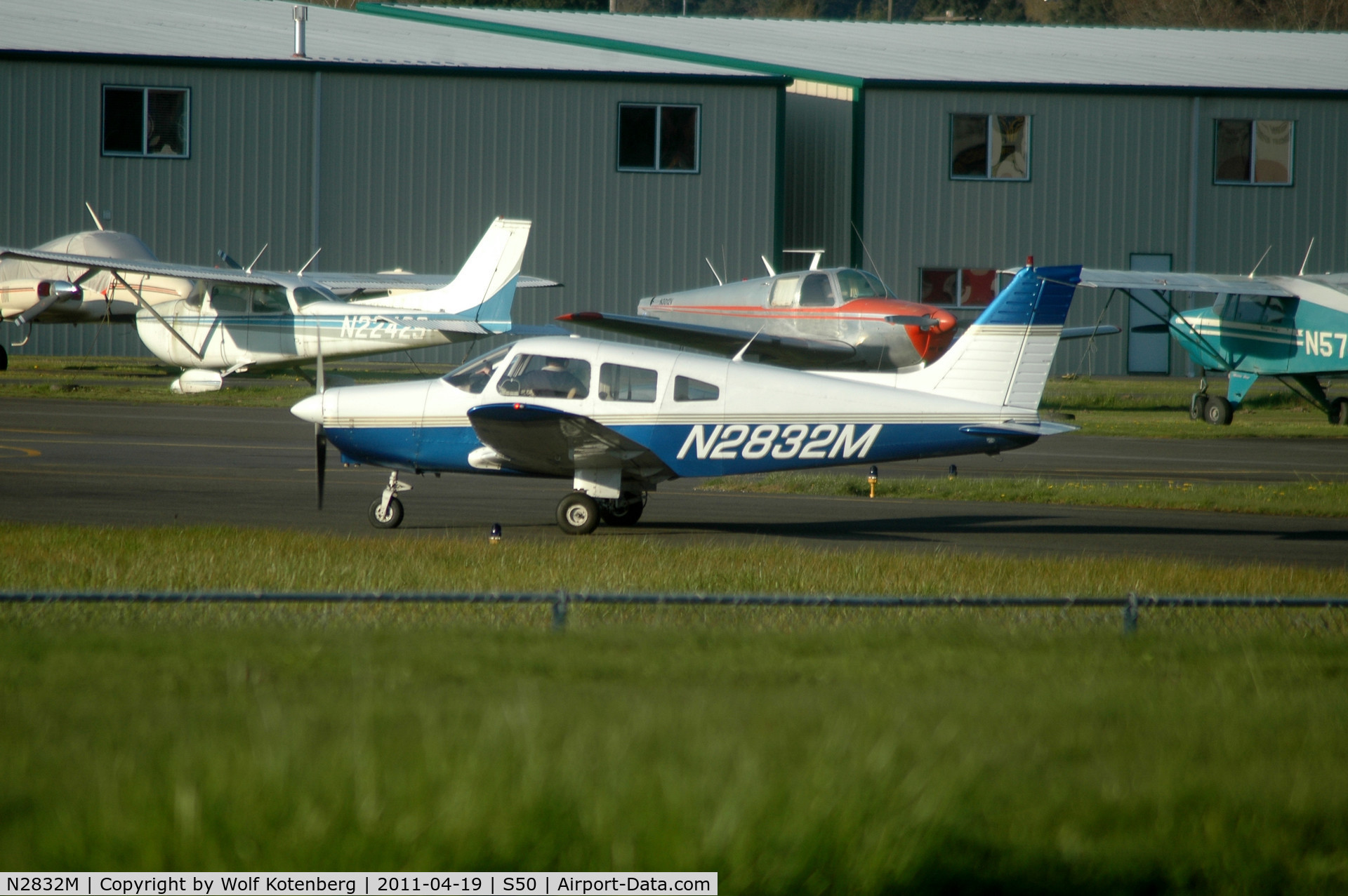 N2832M, 1977 Piper PA-28-161 C/N 28-7816316, rolling toward the active 34