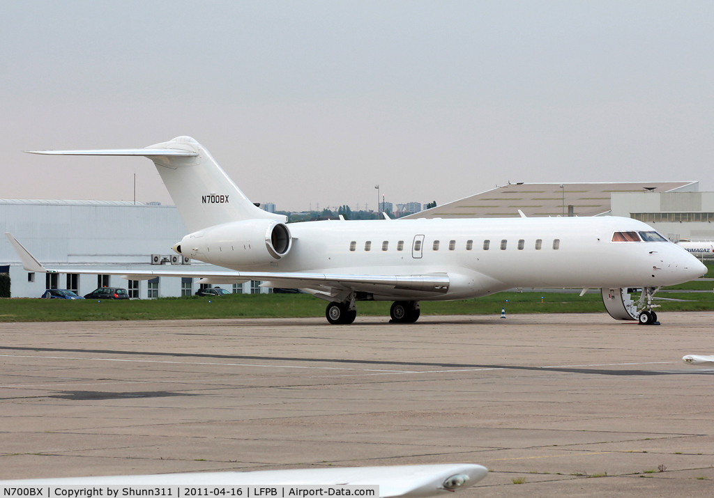 N700BX, 2000 Bombardier BD-700-1A10 Global Express C/N 9068, Waiting a new private flight...