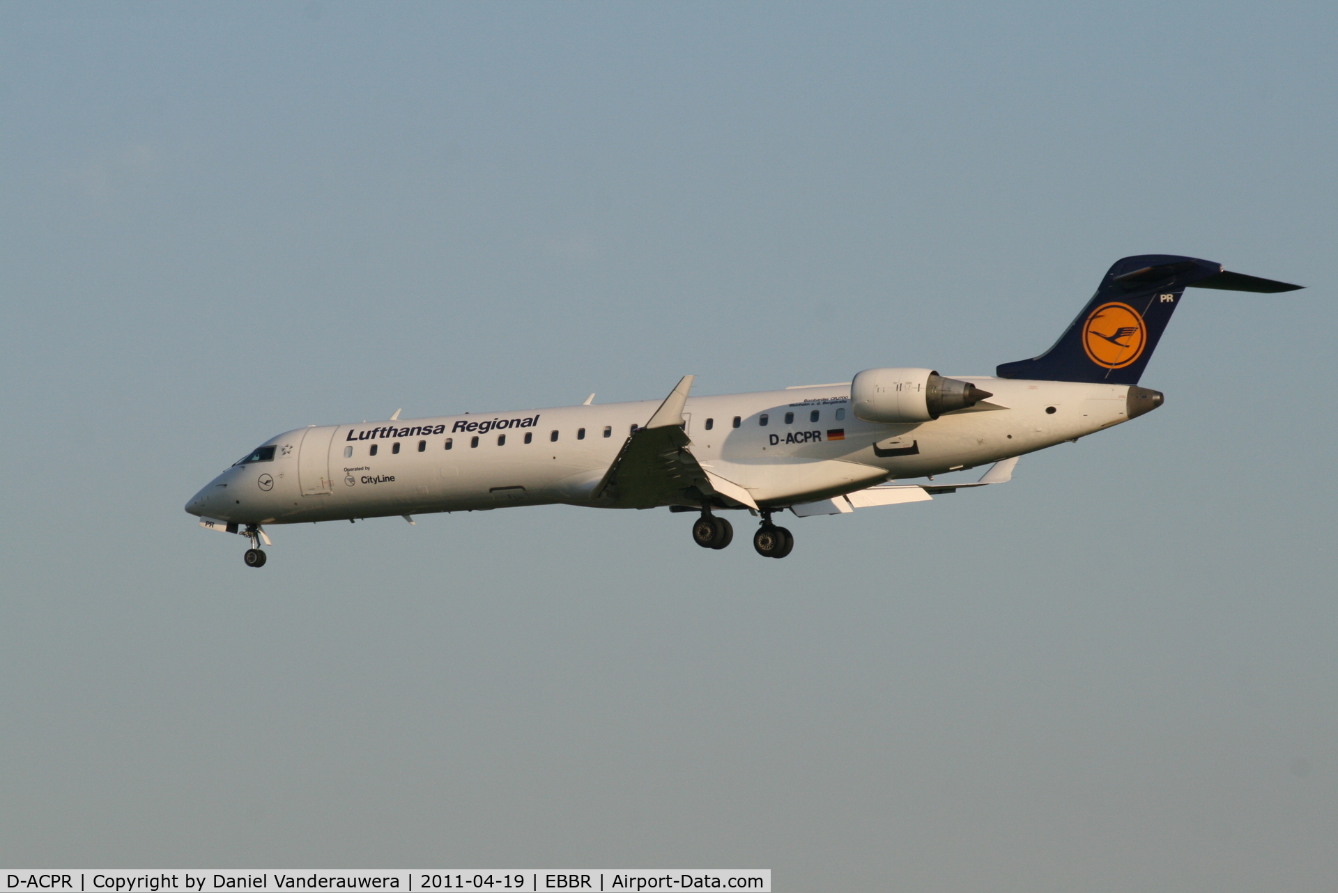 D-ACPR, 2003 Canadair CRJ-701ER (CL-600-2C10) Regional Jet C/N 10098, Flight LH3354 is descending to RWY 25L