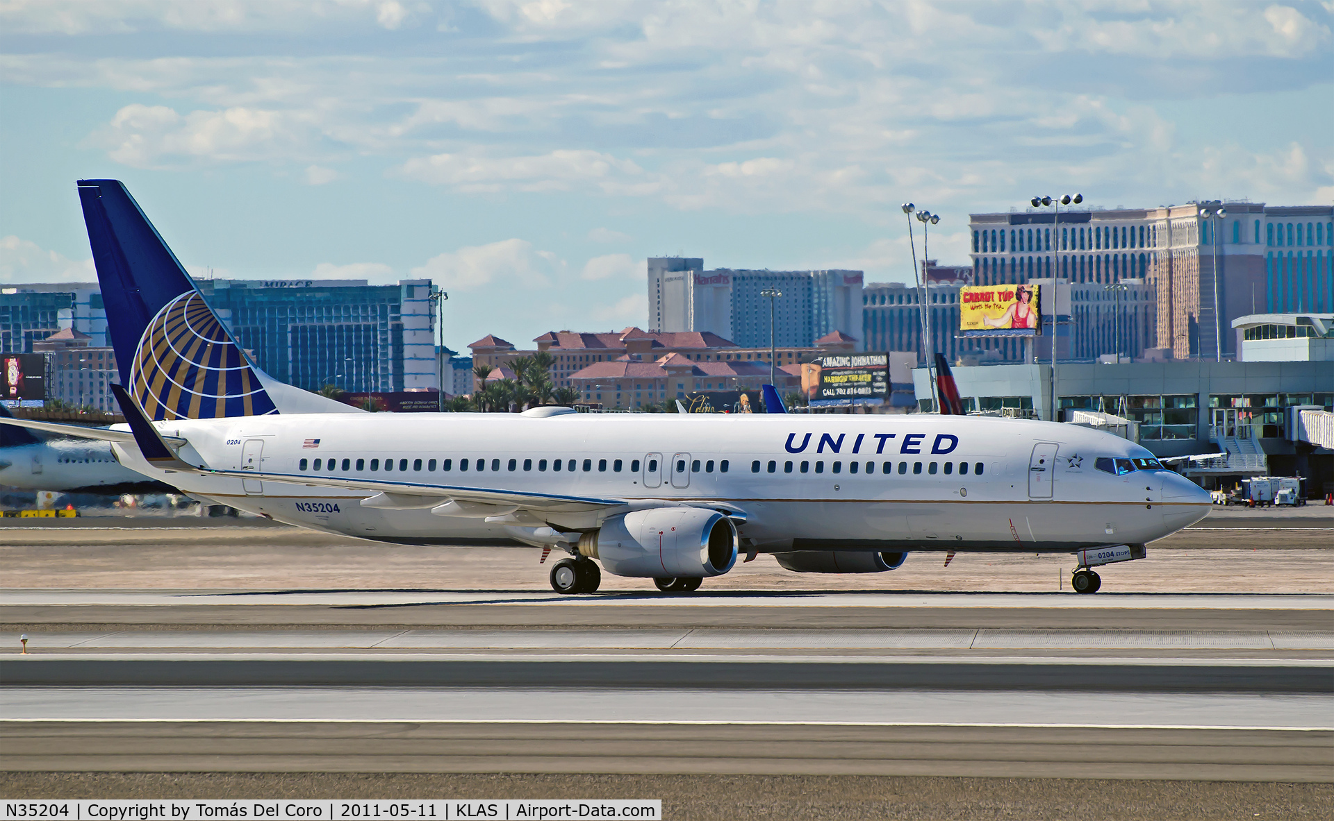 N35204, 2000 Boeing 737-824 C/N 30576, United Airlines Boeing 737-824 N35204 cn 30576

Las Vegas - McCarran International (LAS / KLAS)
USA - Nevada, May 11, 2011
Photo: Tomás Del Coro