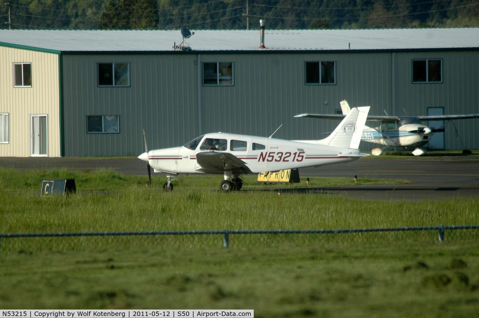 N53215, 2002 Piper PA-28-161 C/N 2842170, positioning for take off