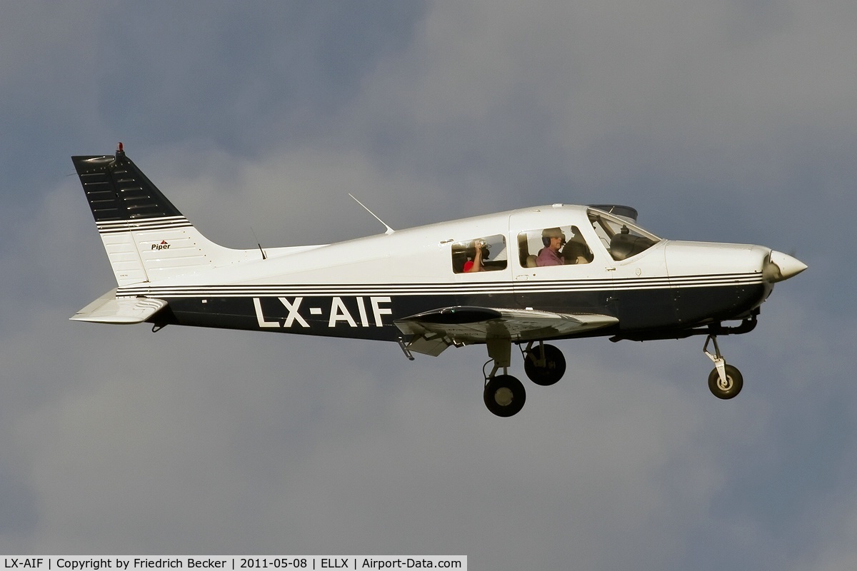 LX-AIF, Piper PA-28-161 C/N 2841173, on final RW24