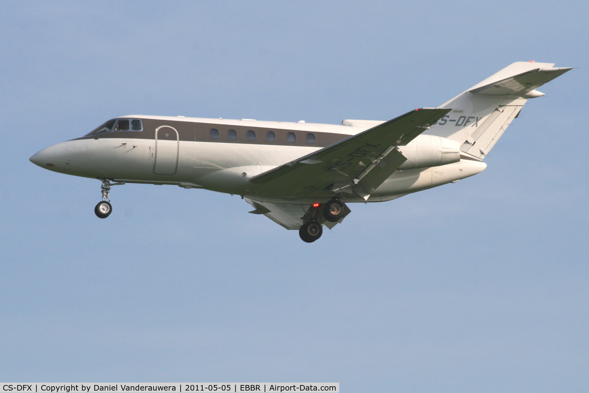CS-DFX, 2004 Raytheon Hawker 800XP C/N 258656, Descending to RWY 25L