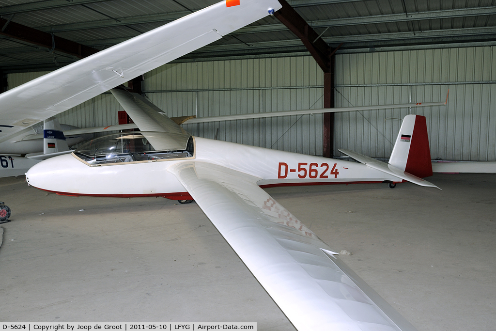D-5624, Schleicher ASK-13 C/N 13689AB, seen in a hangar at Cambrai-Niergnies