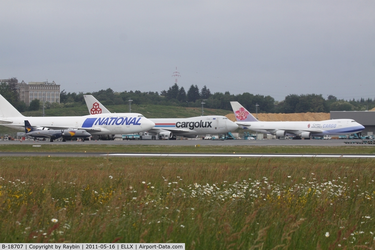 B-18707, 2001 Boeing 747-409F/SCD C/N 30764, Left side of the cargo tarmarc with B-18707,LX-SCV,TF-NAC and the tiny G-BTPH