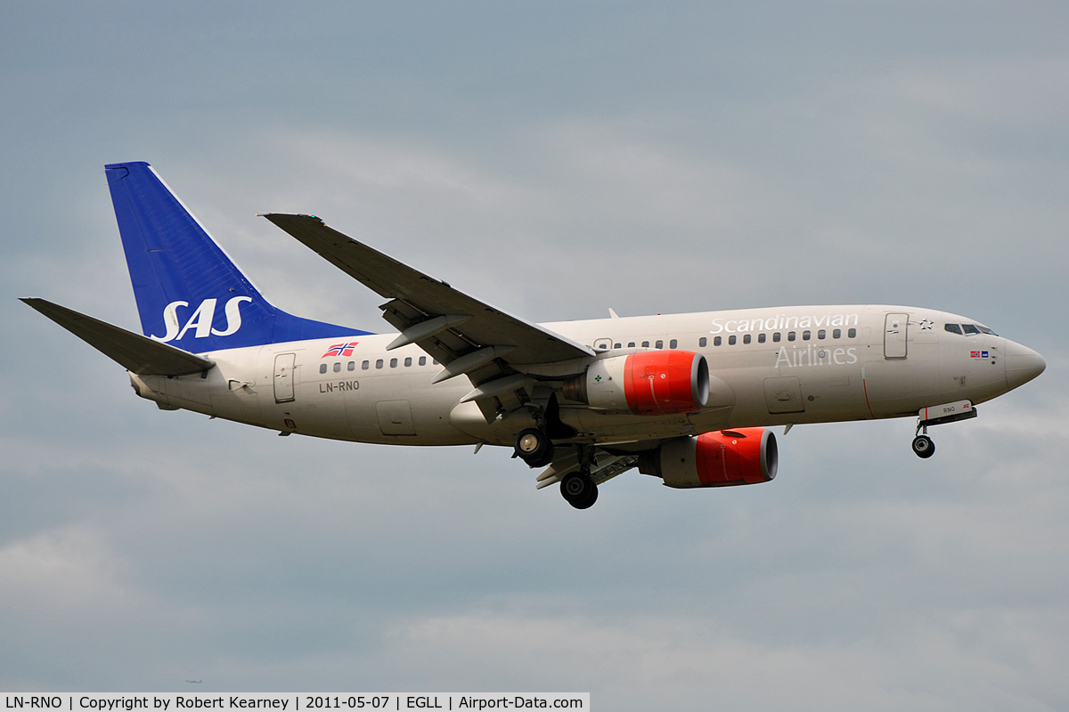 LN-RNO, 1999 Boeing 737-783 C/N 28316, On short finals for r/w 9L