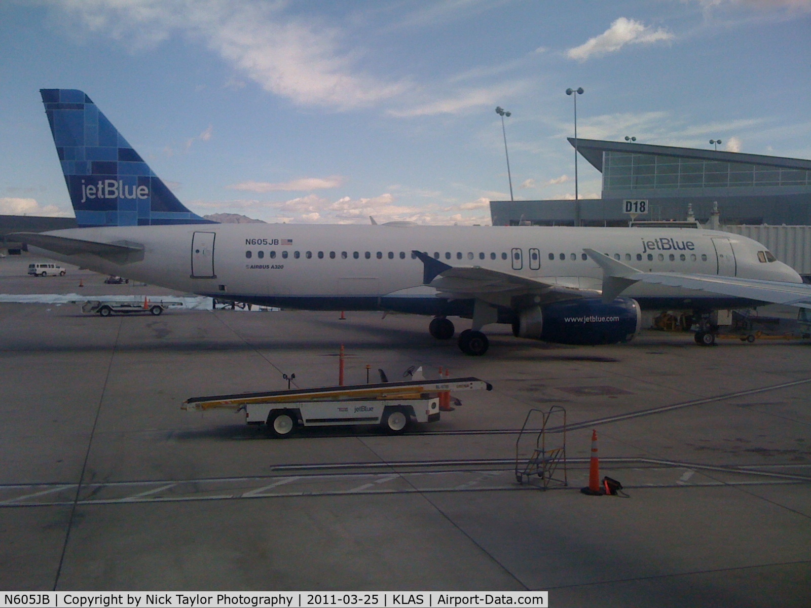 N605JB, 2005 Airbus A320-232 C/N 2368, At the gate at LAS