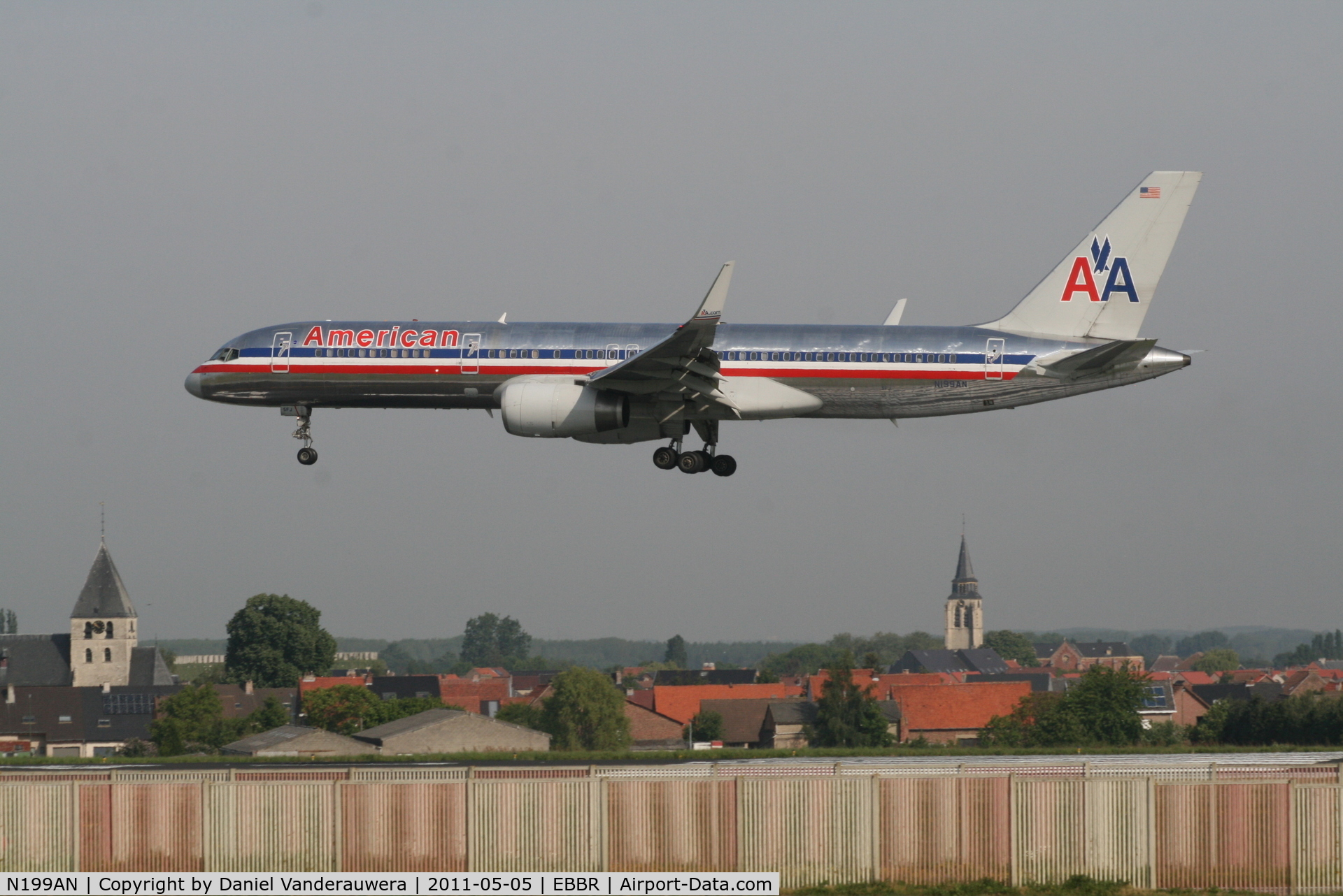 N199AN, 2001 Boeing 757-223 C/N 32393, Flight AA172 is descending to RWY 25L