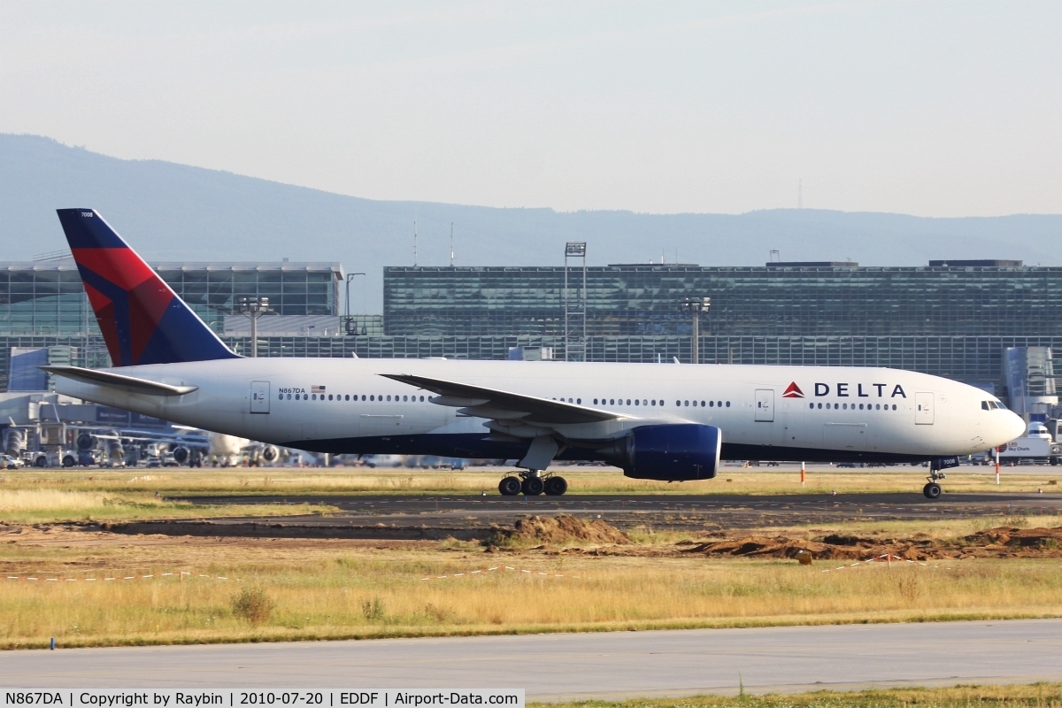 N867DA, 2002 Boeing 777-232 C/N 29743, On the taxiway to the gate