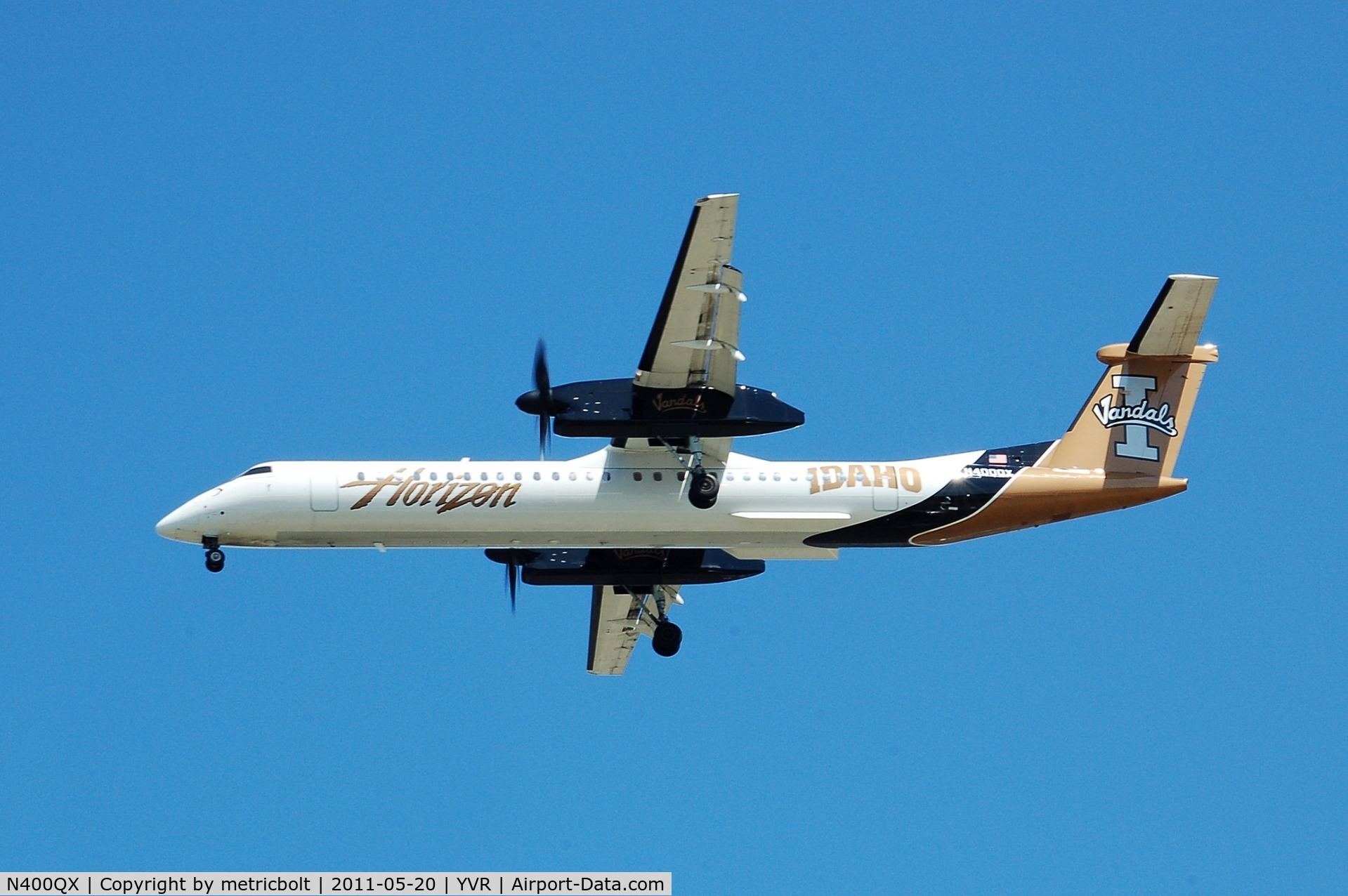 N400QX, 2000 Bombardier DHC-8-402 Dash 8 C/N 4030, Landing at YVR